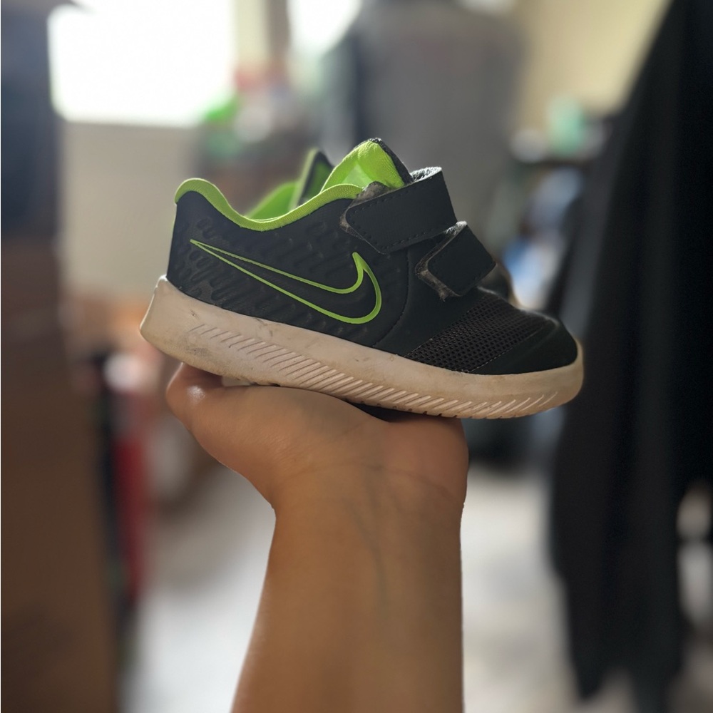 Nike Black and Green Sneakers Sleek Modern Design